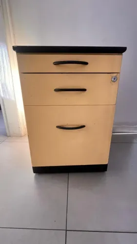 Gaveteiro escritório amarelo