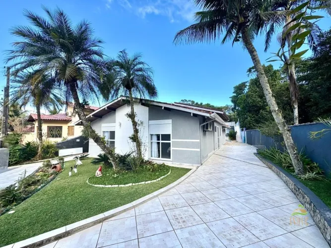 Casa de Luxo em Condomínio - 4 Quartos, 2 Suítes, Área de Lazer Completa em Morada da Prai