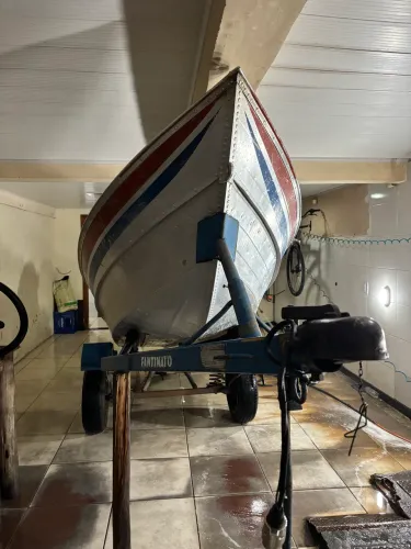 Barco com motor e carretinha