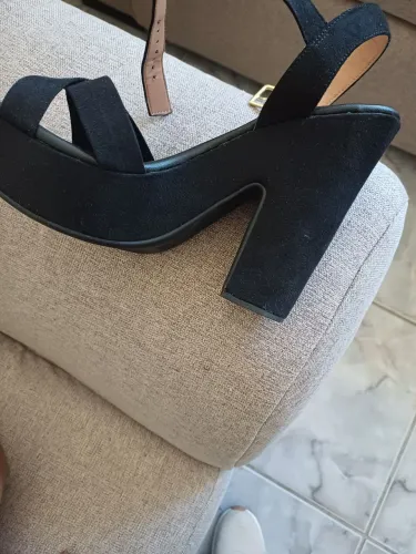 Sandalia meia pata salto alto.