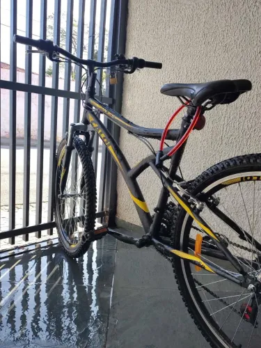 Caloi Andes aro 26, modelo mais simples, com freio V-brake e suspensão dianteira básica.