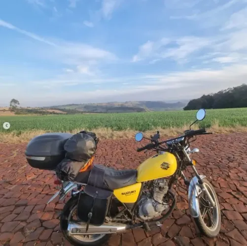 Vendo 2013 Suzuki intruder 125c gasolina amarela