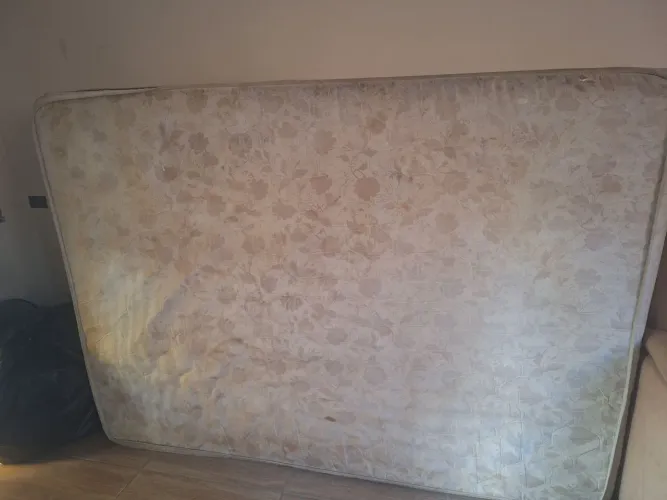 Vendo Cama box usado bom estado tem os pezinhos, retirada no local.