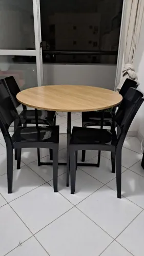 Cunjunto mesa de jantar com 4 cadeiras - muito conservada e linda