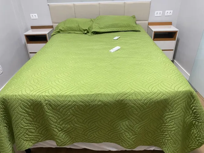 Cama de casal, cabeceira e mesas de cabeceira