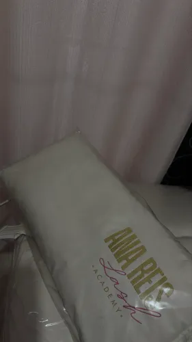Maca de estética off white com pés dourados