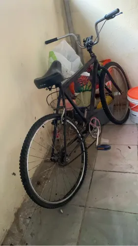 Bicicleta com camada de ar rasgada