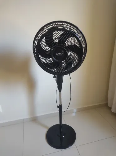 Vendo um ventilador de coluna (pé alto) semi-novo por $280,00