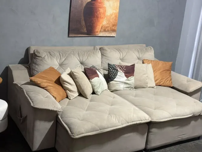 Vendo lindo sofá, super confortável. Higienizado recentemente.