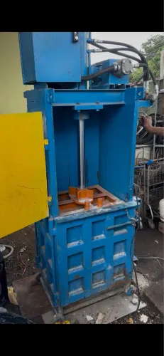 Prensa de lata, plastico e papelao
