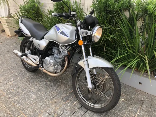 Vendo moto Suzuki es ano 2010 na cor prata