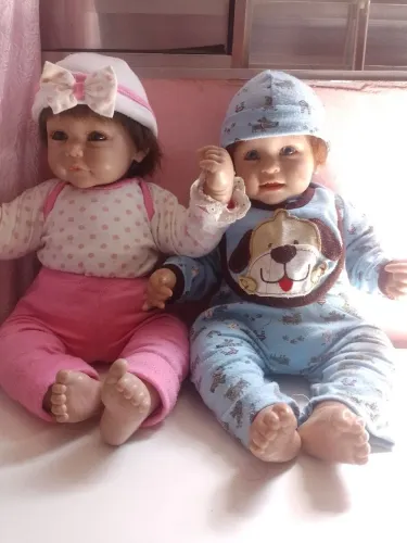 Lote de brinquedos: Duas bebê reborn, berço de brinquedo e mala com roupas para as bonecas