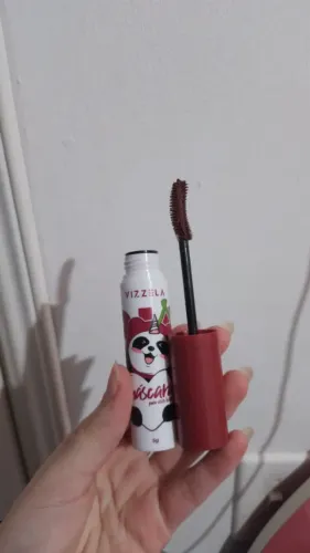 Máscara de cílios na cor vinho da vizzela, sem uso