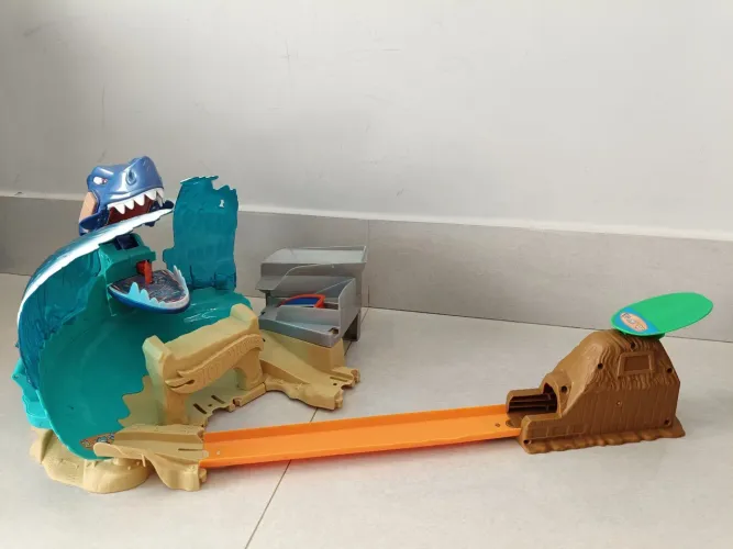 Pista Hot Wheels tubarão
