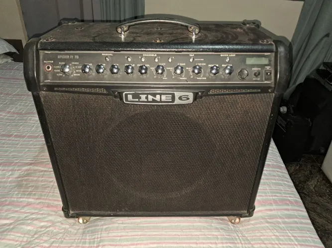 Caixa line6 - Spider IV 75w, 12 pol, com efeitos e vários recursos