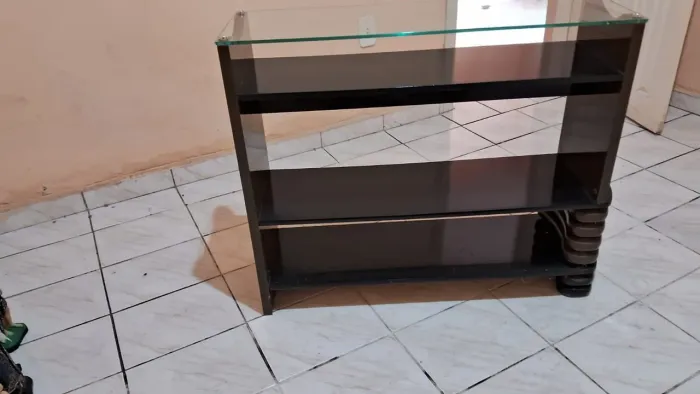 Aparador com detalhe em vidro
