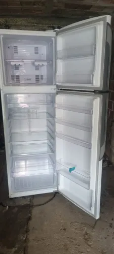 Vendo geladeira funcionando precisa trocar resistência bom estado cosevada