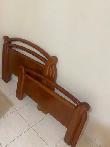 Cama de solteiro feita em madeira maciça.