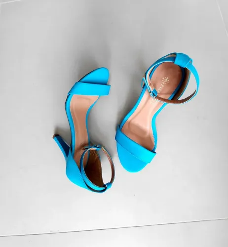 Sandália azul com salto fino, NOVA.