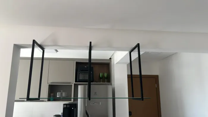 Estante em metal com vidro 1,40 x 0,45