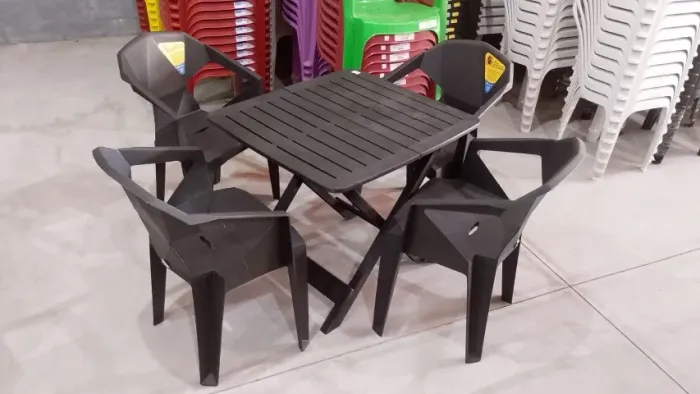 Jogo 4 Poltronas + Mesa Dobrável Plástica 