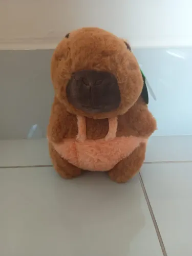 Boneco capivara fazendeira de pelúcia 20 cm