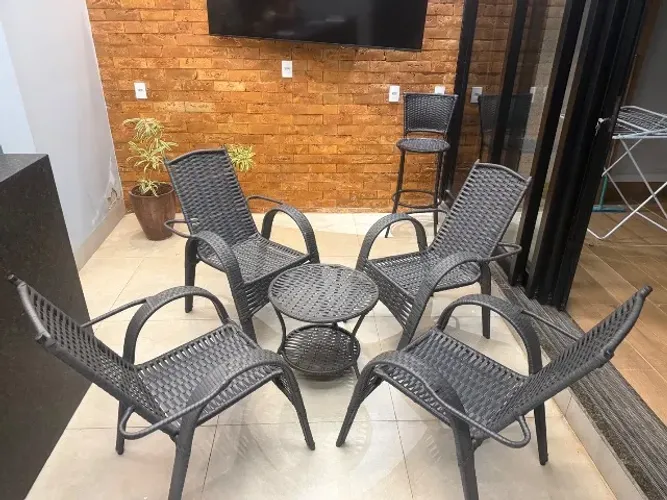 Jogo de cadeiras de fio 