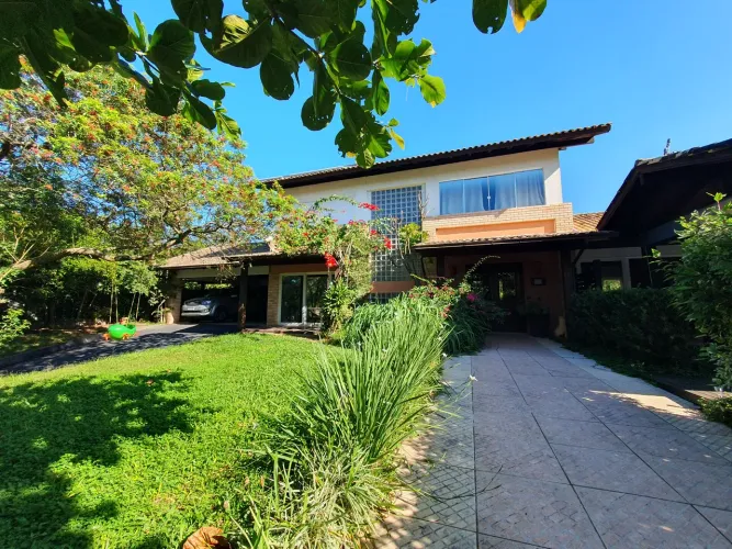 Casa de alto padrão em condomínio exclusivo | Porto da Lagoa | 4 suítes | 1.075m² de terre