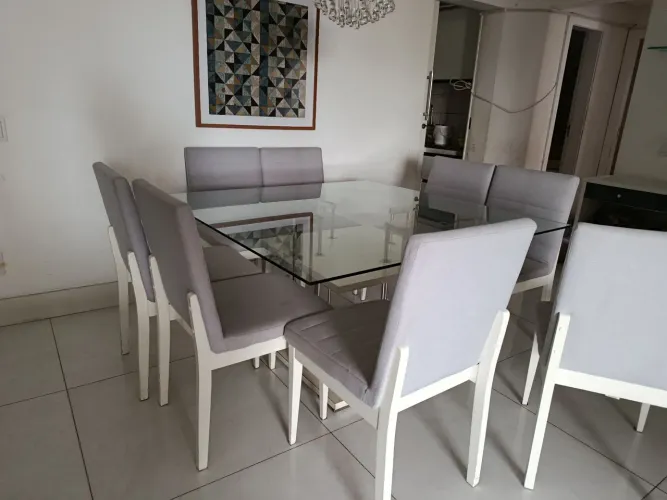 Mesa elegante com 8 cadeiras NOVÍSSIMA