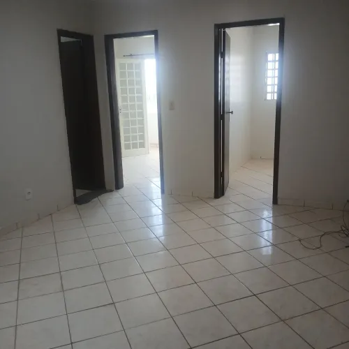 Aluga se um apart na Qe 40 conj M lote 09  * tem garagem  
