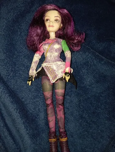 Vende-se boneca Mal de descendentes