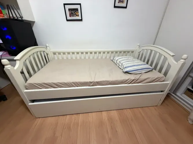 Cama de madeira maciça com cama extra