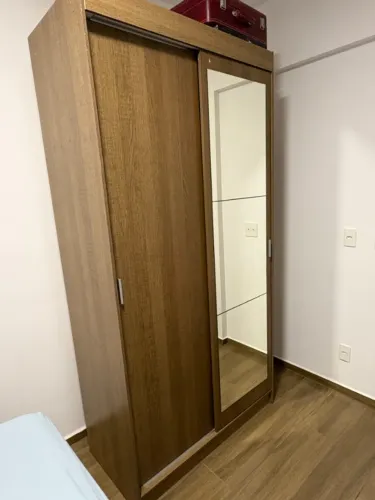 Guarda-roupa com portas de correr e espelho