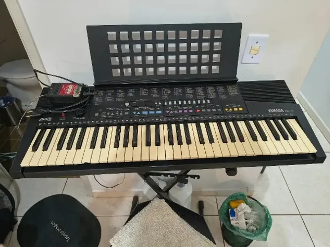 Teclado Yamaha PSR210 com suporte