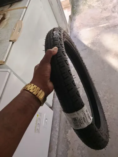 Pneu dianteiro de moto