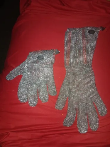 Malha de aço uma para corte outra para desossa. 