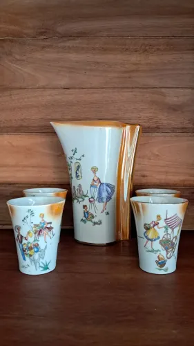 Jarra com 4 copos antigos! Lindo desenho e esmaltação. Jarra com trincado na parte de trás