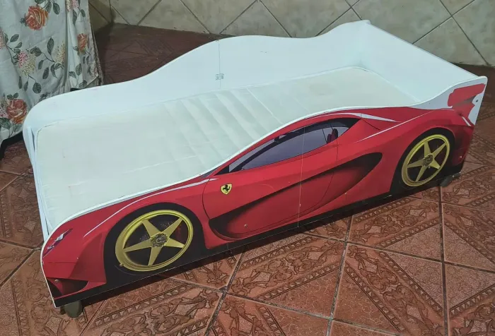 Cama infantil carro com colchão