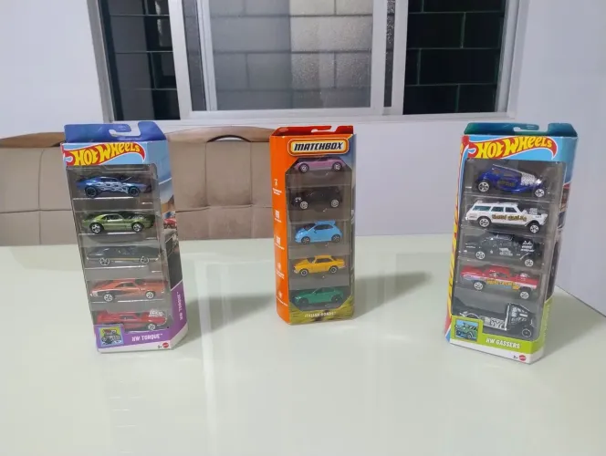 Hot Weels conjunto com 5 carrinhos