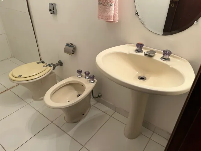 Conjunto de cerâmica para banheiro 