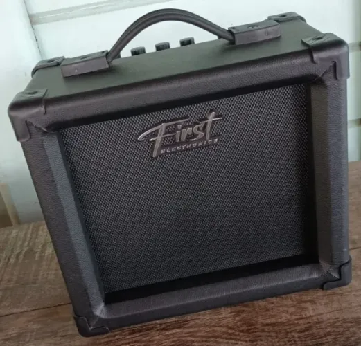 Amplificador Guitarra First FGA-26 18 watts RMS