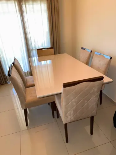 Mesa de Jantar 4 Lugares com Tampo de Vidro e Cadeiras Estofadas