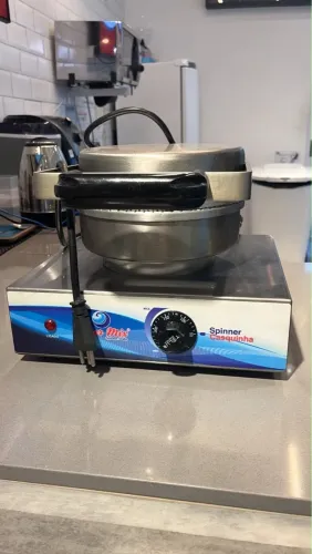 Vende se maquinha de fazer casquinha de sorvete