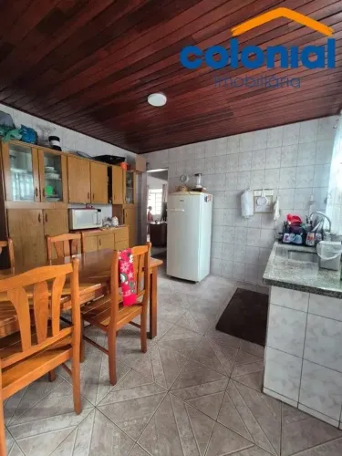 CASA TERREA EM TERRENO AMPLO E PLANO COM 2 QUARTOS MAIS 2 CASAS SIMPLES, PARA REFORMA NO J
