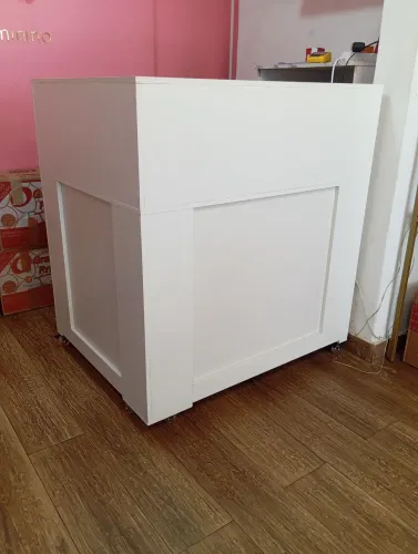 Vende-se balcão em MDF medindo 1x 0, 90 cm, branco, usado 6 meses. Watts *