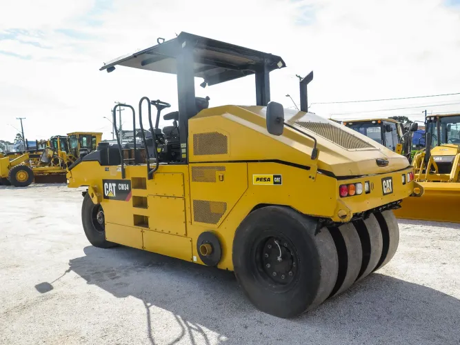Rolo compactador CATERPILLAR CW34 2014 com 1.700h de operação