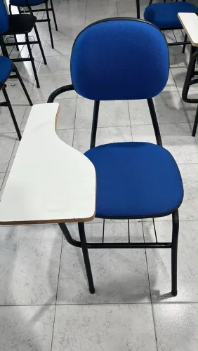 Cadeiras escolares muito conservadas