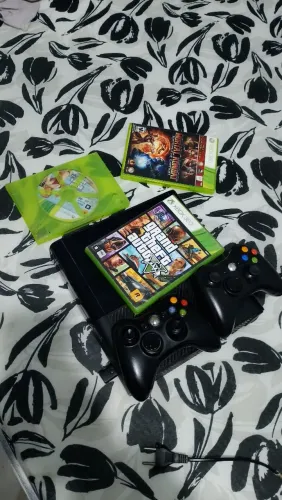 Vendo Xbox 360 dois controles sem fio dois jogos GTA v FIFA 2017