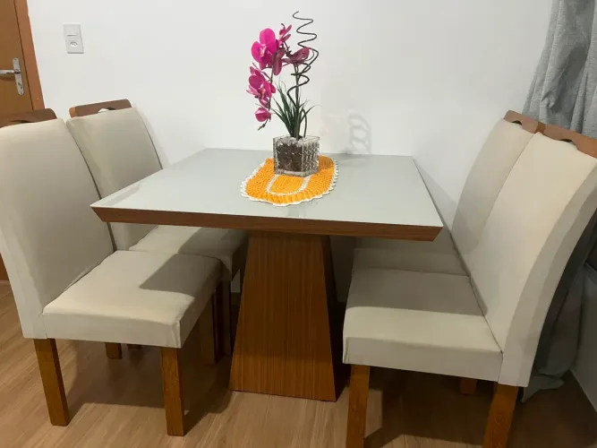 VENDE-SE MESA 4 CADEIRAS