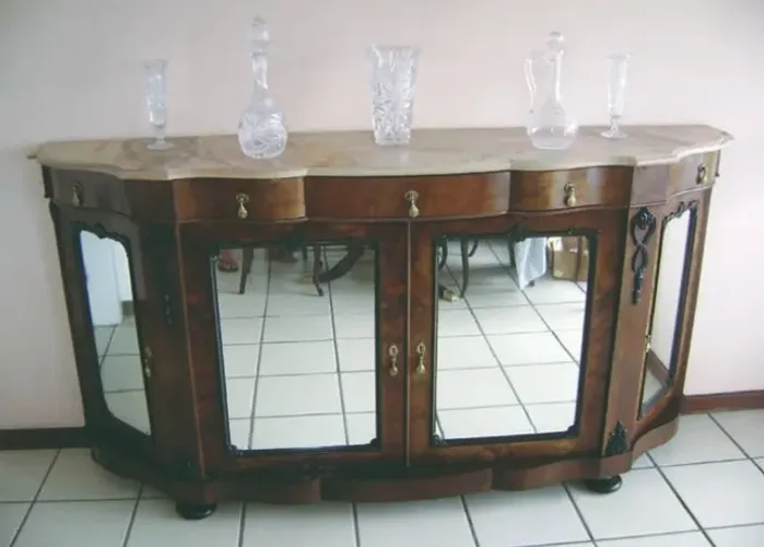Buffet em madeira de lei laqueada e tampo de mármore